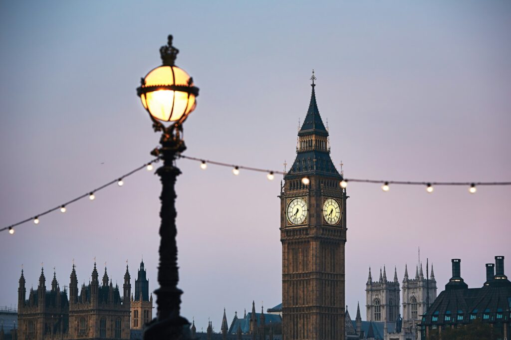 Big Ben v Londýně za soumraku