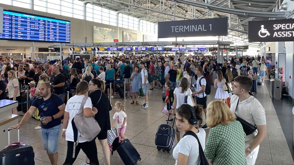 Plná odletová hala Terminálu 1 na pražském letišti