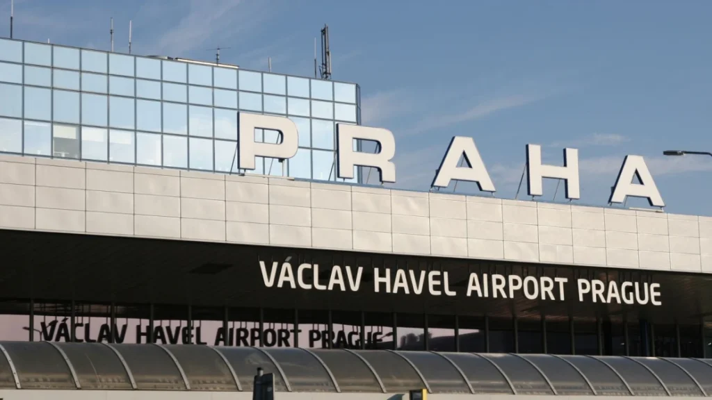 Nápis Praha na budově Letiště Václava Havla