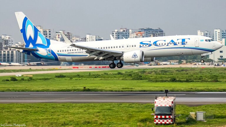 Boeing 737 MAX 9 kazašské aerolinky SCAT s modrobílým livery těsně před dosednutím na dráhu