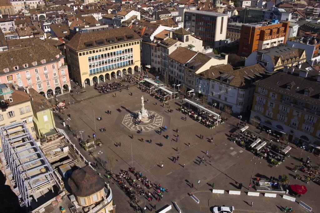Náměstí Waltherplatz v Bolzanu z výšky