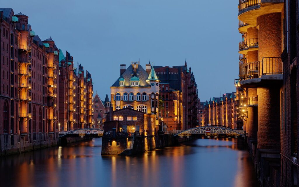 Wasserschloss ve čtvrti Speicherstadt v Hamburku večer