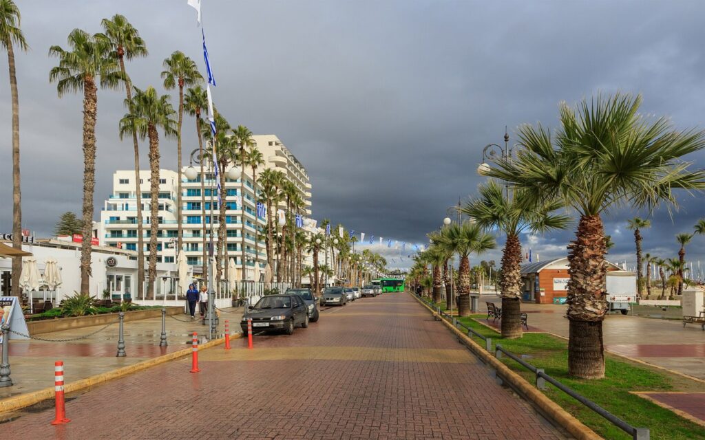 Promenáda Finikoudes v Larnace