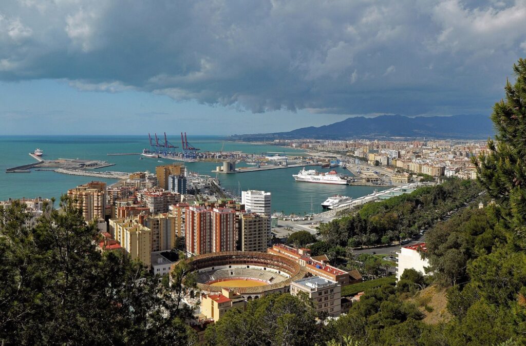 Málaga a přístav z hradu Gibralfaro